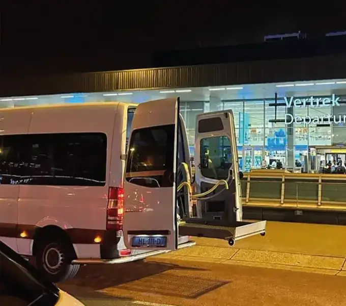 Rolstoelbus bij Schiphol voor reizigers uit Scheveningen